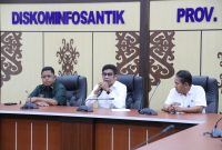 SAMBUTAN : Kepala Diskominfosantik Provinsi Kalteng Agus Siswadi menyampaikan sambutannya saat penyerahan tali asih yang dilaksanakan di Aula Kanderang Tingang Diskominfosantik, Rabu (26/03).(IST)