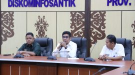 SAMBUTAN : Kepala Diskominfosantik Provinsi Kalteng Agus Siswadi menyampaikan sambutannya saat penyerahan tali asih yang dilaksanakan di Aula Kanderang Tingang Diskominfosantik, Rabu (26/03).(IST)
