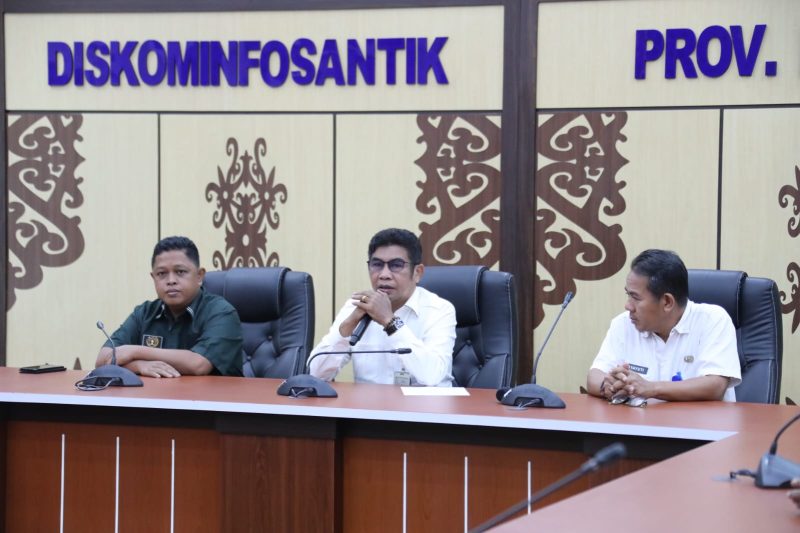 SAMBUTAN : Kepala Diskominfosantik Provinsi Kalteng Agus Siswadi menyampaikan sambutannya saat penyerahan tali asih yang dilaksanakan di Aula Kanderang Tingang Diskominfosantik, Rabu (26/03).(IST)