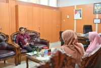 MENERIMA : Kabid SMK Disdik Provinsi Kalteng Tutang saat menerima kunjungan perwakilan FKIP UPR, pada Jumat (7/3).(IST)