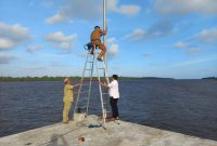 PERBAIKAN : UPT. Pelabuhan Perikanan Kuala Pembuang saat melakukan perbaikan lampu dermaga PP Kuala Pembuang, Selasa (11/3).(IST)
