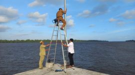 PERBAIKAN : UPT. Pelabuhan Perikanan Kuala Pembuang saat melakukan perbaikan lampu dermaga PP Kuala Pembuang, Selasa (11/3).(IST)