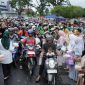 BERBAGI : Ketua TP-PKK Provinsi Kalteng, Aisyah Thisia Agustiar Sabran, saat membagikan 1.000 takjil kepada masyarakat di Bundaran Besar Palangka Raya, Minggu (9/3).(IST)