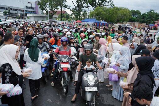 BERBAGI : Ketua TP-PKK Provinsi Kalteng, Aisyah Thisia Agustiar Sabran, saat membagikan 1.000 takjil kepada masyarakat di Bundaran Besar Palangka Raya, Minggu (9/3).(IST)
