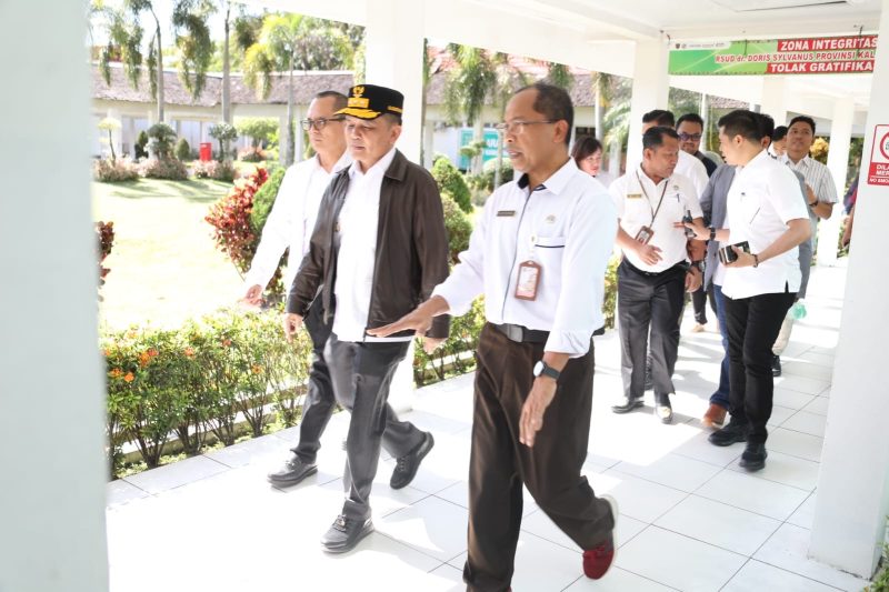 Gubernur Agustiar Sabran bersama Plt. Direktur RS Doris Sylvanus Suyuti (kanan).(IST)