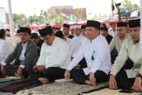 SHOLAT IDULFITRI : Gubernur Provinsi Kalteng H. Agustiar Sabran bersama Wakil Gubernur H.Edy Pratowo saat melaksanakan Sholat Idulfitri 1446 Hijriah di kawasan Bundaran Besar Palangka Raya, Senin (31/3) pagi.(IST)