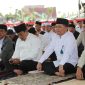 SHOLAT IDULFITRI : Gubernur Provinsi Kalteng H. Agustiar Sabran bersama Wakil Gubernur H.Edy Pratowo saat melaksanakan Sholat Idulfitri 1446 Hijriah di kawasan Bundaran Besar Palangka Raya, Senin (31/3) pagi.(IST)