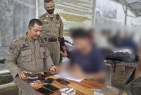 MENDATA : Anggota Satpol PP saat melakukan pendataan terhadap siswa yang terjaring bolos sekolah, Selasa (10/3).(IST)