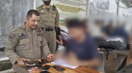 MENDATA : Anggota Satpol PP saat melakukan pendataan terhadap siswa yang terjaring bolos sekolah, Selasa (10/3).(IST)