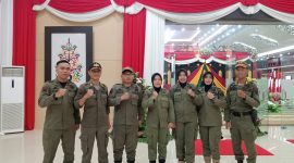 FOTO BERSAMA: Tim Pengamanan Satpol PP Provinsi Kalteng saat foto bersama usai melakukan pengamanan pada acara serah terima jabatan Gubernur di Aula Jayang Tingang Lantai II Kantor Gubernur Kalteng pada Rabu malam (5/3).(IST)