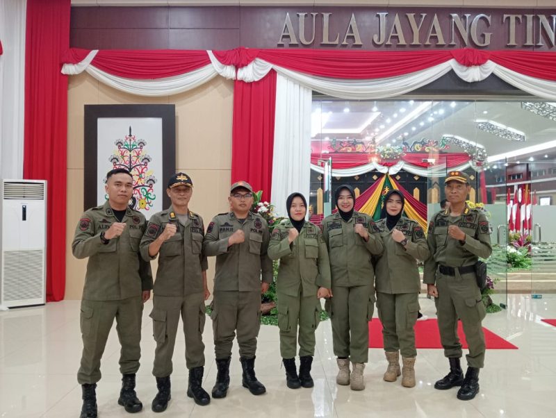 FOTO BERSAMA: Tim Pengamanan Satpol PP Provinsi Kalteng saat foto bersama usai melakukan pengamanan pada acara serah terima jabatan Gubernur di Aula Jayang Tingang Lantai II Kantor Gubernur Kalteng pada Rabu malam (5/3).(IST)