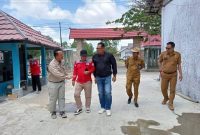 KUNJUNGI : Kepala Dislutkan Provinsi Kalteng H. Darliansjah saat mengunjungi UPT. Pelabuhan Perikanan Kuala Pembuang belum lama ini.(IST)