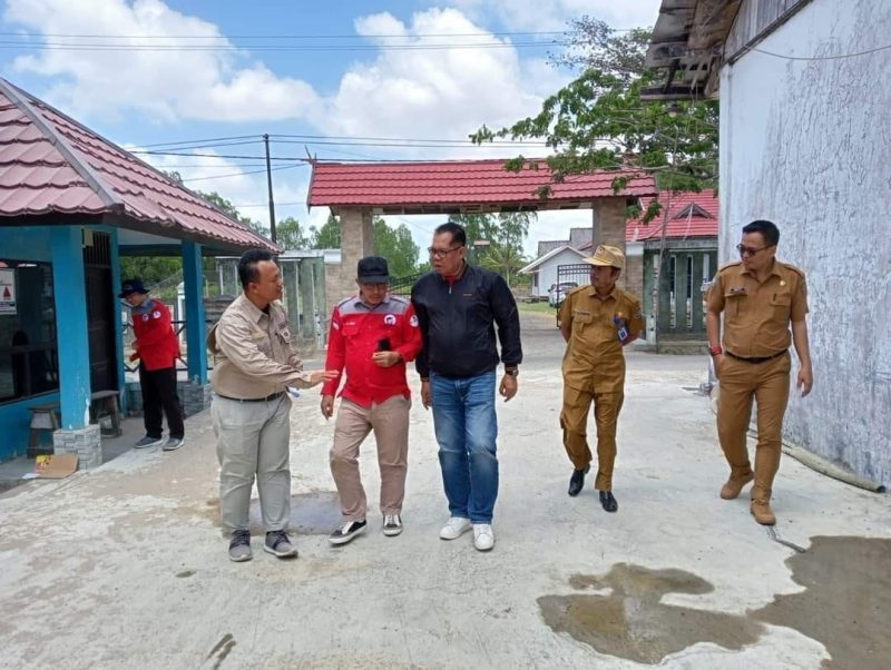 KUNJUNGI : Kepala Dislutkan Provinsi Kalteng H. Darliansjah saat mengunjungi UPT. Pelabuhan Perikanan Kuala Pembuang belum lama ini.(IST)