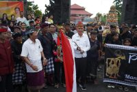 MELEPAS : Kasatpol PP Kalteng, Baru I Sangkai mengibarkan bendera tanda dimulainya pawai Ogoh-Ogoh dalam rangka perayaan hari Suci Nyepi Tahun Baru Saka 1947/2025 M, di Pura Pitamaha Palangka Raya, Jumat (28/3).(IST)