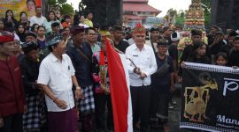 MELEPAS : Kasatpol PP Kalteng, Baru I Sangkai mengibarkan bendera tanda dimulainya pawai Ogoh-Ogoh dalam rangka perayaan hari Suci Nyepi Tahun Baru Saka 1947/2025 M, di Pura Pitamaha Palangka Raya, Jumat (28/3).(IST)