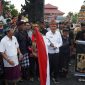 MELEPAS : Kasatpol PP Kalteng, Baru I Sangkai mengibarkan bendera tanda dimulainya pawai Ogoh-Ogoh dalam rangka perayaan hari Suci Nyepi Tahun Baru Saka 1947/2025 M, di Pura Pitamaha Palangka Raya, Jumat (28/3).(IST)