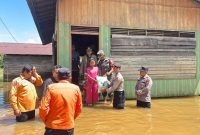 MENINJAU : Tim BPBD saat meninjau Banjir di Kabupaten Katingan, sekaligus memberikan bantuan sembako terhadap warga yang terdampak banjir belum lama ini.(IST)