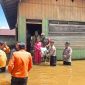 MENINJAU : Tim BPBD saat meninjau Banjir di Kabupaten Katingan, sekaligus memberikan bantuan sembako terhadap warga yang terdampak banjir belum lama ini.(IST)
