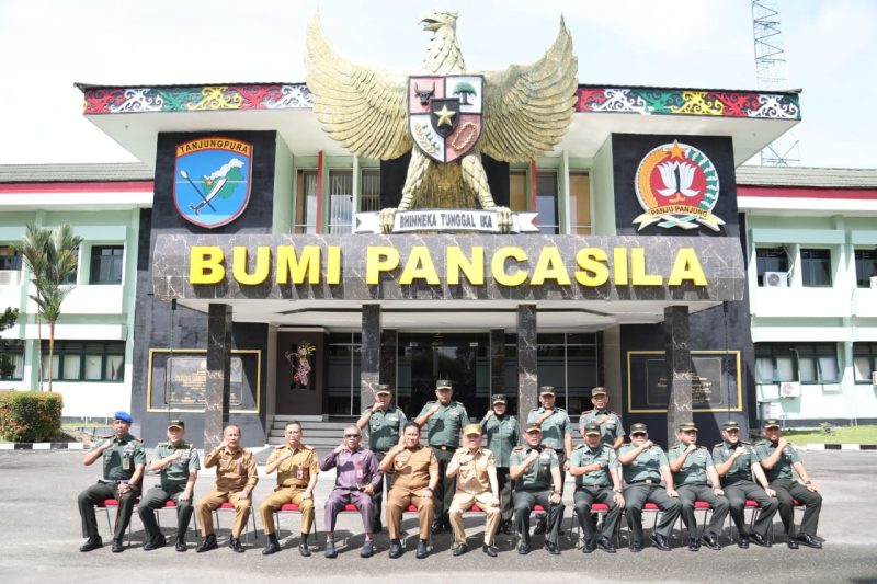 Gubernur dan Wakil Gubernur saat berada di Korem 102/Pjg.(IST)