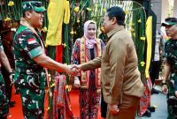 SAMBUT: Wakil Gubernur Kalteng H.Edy Pratowo saat menyambut kedatangan Panglima Kodam XII/Tanjungpura di Bandara Tjilik Riwut Palangka Raya, Senin (17/3).(IST)