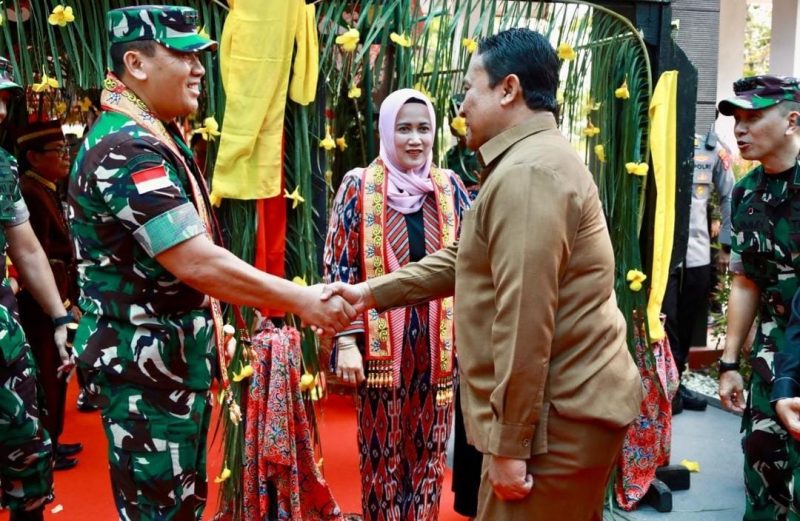 SAMBUT: Wakil Gubernur Kalteng H.Edy Pratowo saat menyambut kedatangan Panglima Kodam XII/Tanjungpura di Bandara Tjilik Riwut Palangka Raya, Senin (17/3).(IST)