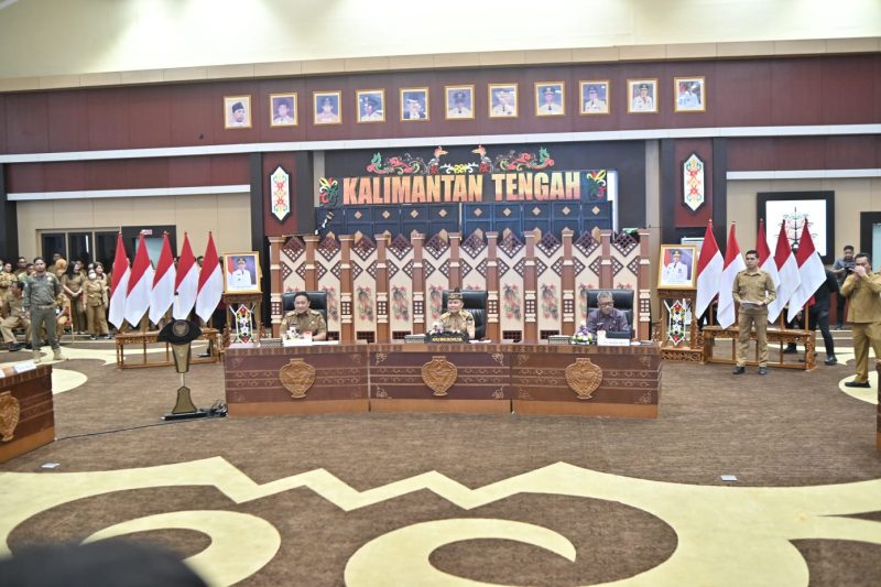 ARAHAN : Gubernur Provinsi Kalteng H Agustiar Sabran saat menyampaikan arahan saat rapat yang di gelar di AJT Kantor Gubernur, Senin (10/3).(IST)
