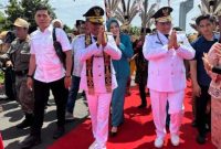 MENYAPA : Gubernur - Wagub Kalteng H Agustiar Sabran dan H Edy Pratowo saat menyapa warga yang menantikan kehadirannya di Istana Isen Mulang, Selasa (4/3).(IST)