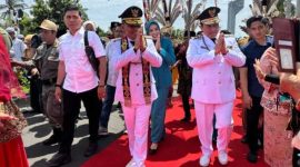 MENYAPA : Gubernur - Wagub  Kalteng H Agustiar Sabran dan H Edy Pratowo saat menyapa warga yang menantikan kehadirannya di Istana Isen Mulang, Selasa (4/3).(IST)
