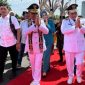 MENYAPA : Gubernur - Wagub  Kalteng H Agustiar Sabran dan H Edy Pratowo saat menyapa warga yang menantikan kehadirannya di Istana Isen Mulang, Selasa (4/3).(IST)