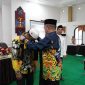 MENGALUNGKAN : Plt Kepala Biro Kesra Setda Kalteng Ahmad Pahruka saat mengalungkan tanda kepesertaan umrah kepada salah satu jamaah saat kegiatan manasik haji di Aula Asrama Haji Al Mabrur, Kamis (6/3). (IST)