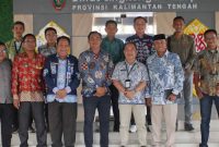 FOTO BERSAMA: Kepala DLH Provinsi Kalteng, Joni Harta saat foto bersama dengan Ketua Komisi II DPRD Kotim Akhyanor dan anggotanya usai melakukan kunjungan kerja, Kamis (6/3).(IST)