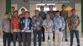 FOTO BERSAMA: Kepala DLH Provinsi Kalteng, Joni Harta saat foto bersama dengan Ketua Komisi II DPRD Kotim Akhyanor dan anggotanya usai melakukan kunjungan kerja, Kamis (6/3).(IST)