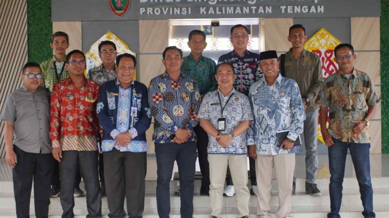 FOTO BERSAMA: Kepala DLH Provinsi Kalteng, Joni Harta saat foto bersama dengan Ketua Komisi II DPRD Kotim Akhyanor dan anggotanya usai melakukan kunjungan kerja, Kamis (6/3).(IST)