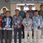 FOTO BERSAMA: Kepala DLH Provinsi Kalteng, Joni Harta saat foto bersama dengan Ketua Komisi II DPRD Kotim Akhyanor dan anggotanya usai melakukan kunjungan kerja, Kamis (6/3).(IST)