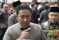 Wagub Kalteng H Edy Pratowo saat diwawancara oleh wartawan terkait naskah Raperda tentang pengelolaan pertambangan mineral bukan logam, mineral bukan logam dan batuan kepada Ketua DPRD Kalteng Arton S Dohong saat rapat paripurna, Jumat (7/3).(IST)