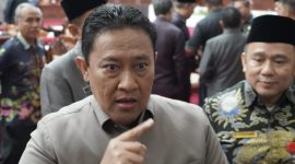 Wagub Kalteng H Edy Pratowo saat diwawancara oleh wartawan terkait naskah Raperda tentang pengelolaan pertambangan mineral bukan logam, mineral bukan logam dan batuan kepada Ketua DPRD Kalteng Arton S Dohong saat rapat paripurna, Jumat (7/3).(IST)