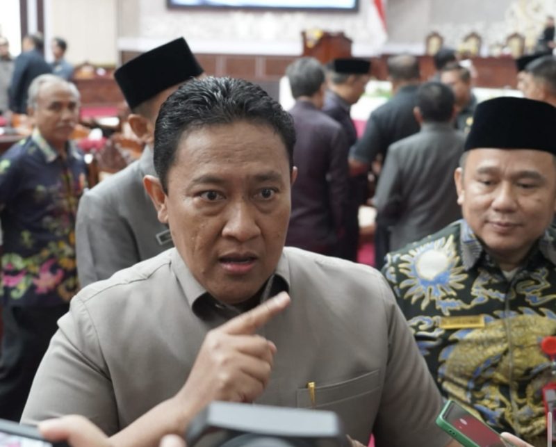 Wagub Kalteng H Edy Pratowo saat diwawancara oleh wartawan terkait naskah Raperda tentang pengelolaan pertambangan mineral bukan logam, mineral bukan logam dan batuan kepada Ketua DPRD Kalteng Arton S Dohong saat rapat paripurna, Jumat (7/3).(IST)