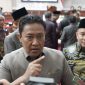Wagub Kalteng H Edy Pratowo saat diwawancara oleh wartawan terkait naskah Raperda tentang pengelolaan pertambangan mineral bukan logam, mineral bukan logam dan batuan kepada Ketua DPRD Kalteng Arton S Dohong saat rapat paripurna, Jumat (7/3).(IST)