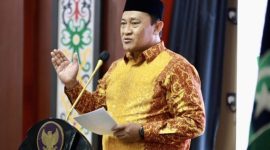 FOTO BERSAMA: Wakil Gubernur Provinsi Kalteng H.Edy Pratowo saat foto bersama dengan Ketua MW KAHMI Kalteng H Abdul Razak Ketua Umum Himpunan Pengusaha KAHMI Kalteng Junaidi dan Ketua HMI beserta Anggotanya usai pelantikan, Minggu (9/3).(IST)