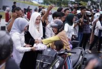 BERBAGI : Ketua TP-PKK Provinsi Kalimantan Tengah Aisyah Thisia Agustiar Sabran saat membagikan takjil kepada masyarakat yang melalui area Bundaran Besar, Minggu (9/3).(IST)