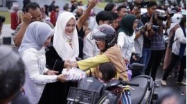 BERBAGI : Ketua TP-PKK Provinsi Kalimantan Tengah Aisyah Thisia Agustiar Sabran saat membagikan takjil kepada masyarakat yang melalui area Bundaran Besar, Minggu (9/3).(IST)