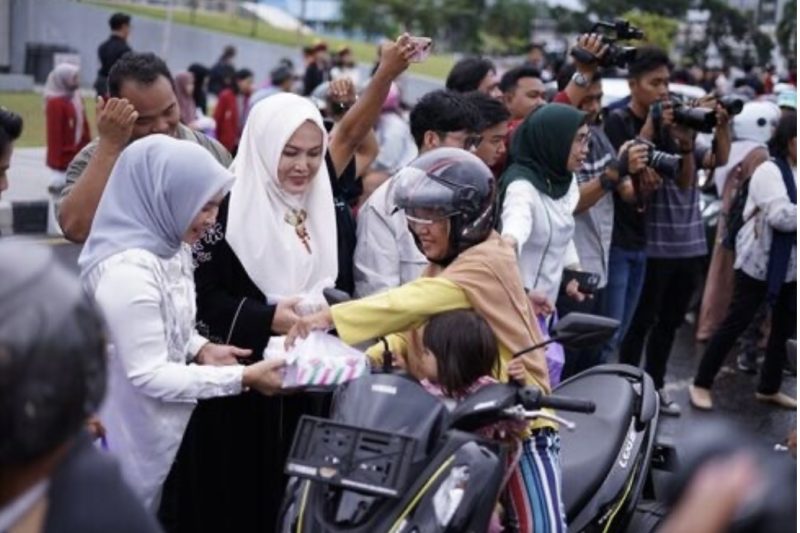 BERBAGI : Ketua TP-PKK Provinsi Kalimantan Tengah Aisyah Thisia Agustiar Sabran saat membagikan takjil kepada masyarakat yang melalui area Bundaran Besar, Minggu (9/3).(IST)