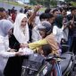 BERBAGI : Ketua TP-PKK Provinsi Kalimantan Tengah Aisyah Thisia Agustiar Sabran saat membagikan takjil kepada masyarakat yang melalui area Bundaran Besar, Minggu (9/3).(IST)