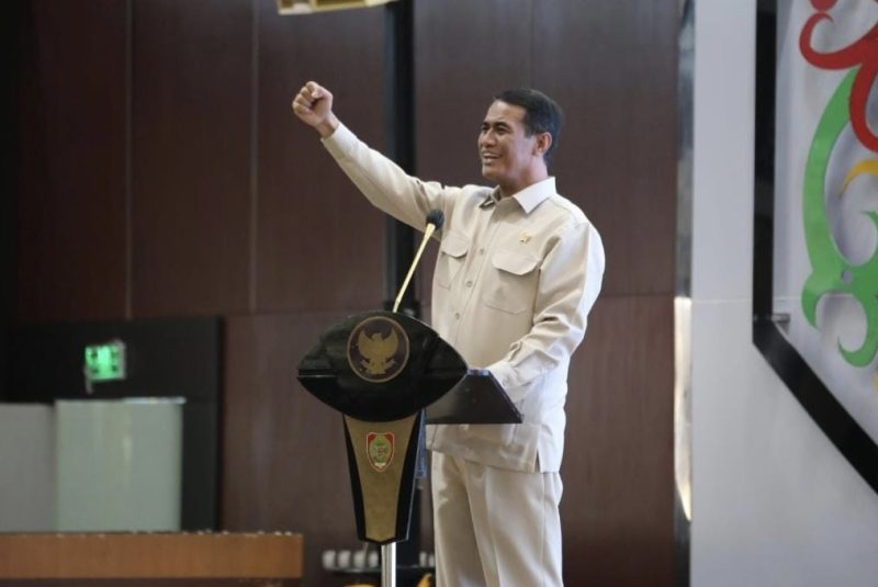RAPAT : Menteri Pertanian RI, Andi Amran Sulaiman saat memimpin Rakor LTT dan Sosialisasi Inpres No.3 Tahun 2025 di Aula Jayang Tingang, Kantor Gubernur Kalteng, Rabu (19/03).(IST)