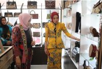 MELIHAT : Ketua Dekranasda Kalteng Aisyah Thisia Agustiar Sabran bersama Ketua Persit Kartika Chandra Kirana Daerah XII/Tanjungpura Indah Jamllulael saat melihat produk kerajinan yang ada di Dekranasda, Senin (17/3).(IST) 