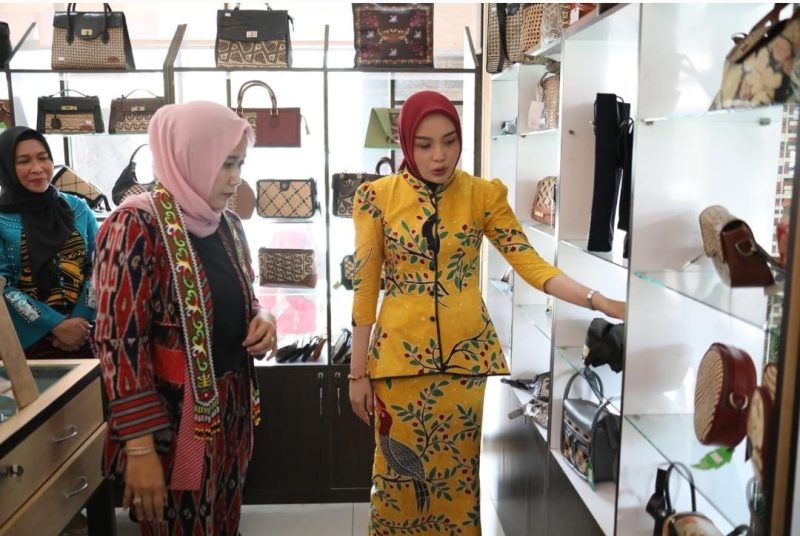MELIHAT : Ketua Dekranasda Kalteng Aisyah Thisia Agustiar Sabran bersama Ketua Persit Kartika Chandra Kirana Daerah XII/Tanjungpura Indah Jamllulael saat melihat produk kerajinan yang ada di Dekranasda, Senin (17/3).(IST) 