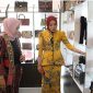 MELIHAT : Ketua Dekranasda Kalteng Aisyah Thisia Agustiar Sabran bersama Ketua Persit Kartika Chandra Kirana Daerah XII/Tanjungpura Indah Jamllulael saat melihat produk kerajinan yang ada di Dekranasda, Senin (17/3).(IST) 