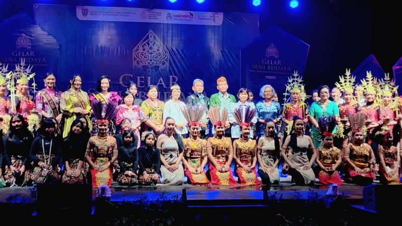 Yuas Elko bersama talenta perempuan Kalimantan Tengah.(IST)