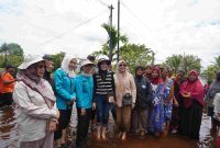 Aisyah Thisia bersama masyarakat dan perangkat daerah.(IST)