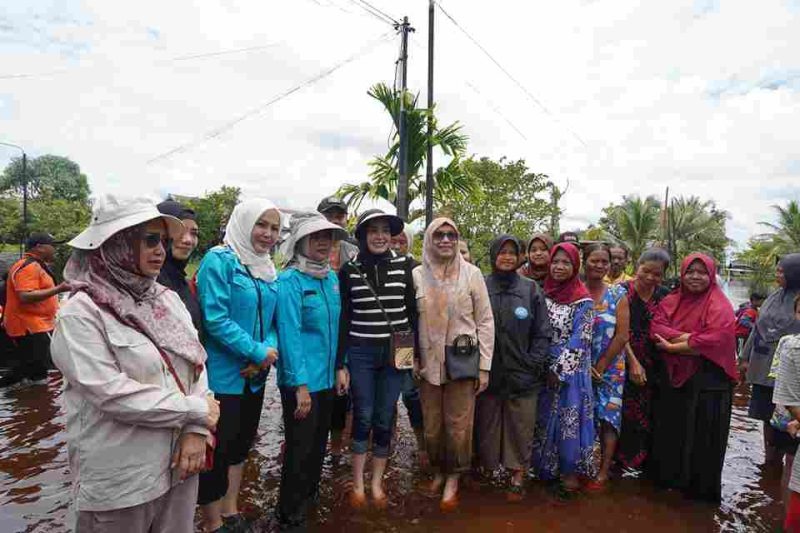 Aisyah Thisia bersama masyarakat dan perangkat daerah.(IST)